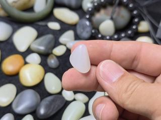 2.8克散墨青花籽料.难得的一颗完整一口气没棉没裂的和田玉籽料小吊坠