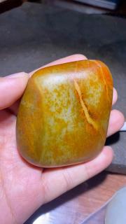 红沁皮的和田玉籽料原石来了,沁皮指的是红皮有厚度,像泥巴沾在上面一
